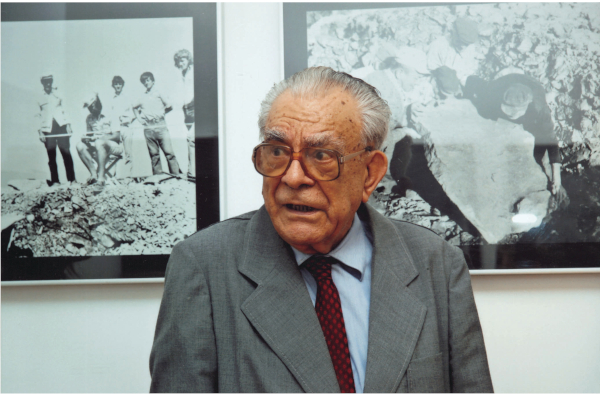 Arheolog Ivan Marović predstavio je veliku prapovijesnu ogrlicu iz Potravlja u glasilu Arheološkog muzeja u Splitu 1969. godine (Izvor: ”Vjesnik za arheologiju i historiju dalmatinsku”, 2015.)