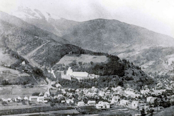Fojnica 1912. godine, kada su pri izgradnji prvog gradskog vodovoda pronađeni kosturi ogromne veličine (Izvor: Fojnica.net (fojnica.net))