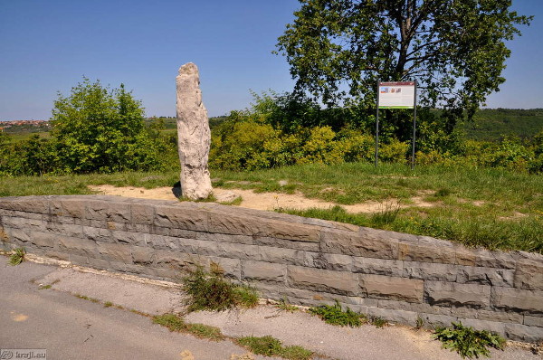 Krkavški kamen i obavijesna ploča (Izvor: Kraji - Slovenija (kraji.eu/slovenija/))