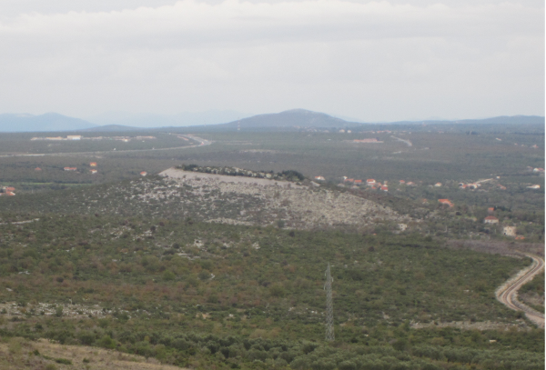 Gradina iznad sela Raštević, nedaleko od antičkog Nadina, kružnog nasipa sveukupne dužine oko 550 metara