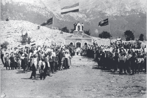Nova crkva na Velikom Rujnu izgrađena je 1930. godine na poticaj župnika Ante Adžije (Izvor: Facebook stranica Stare slike i razglednice Starigrada i okolice; nepoznat snimatelj)