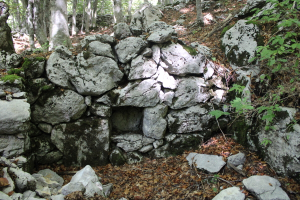 Zanimljiv detalj ”namještaja - ugradbenog ormarića” s unutrašnje strane čeonog suhozida drevne nastambe na Stražbenici (Foto: Goran Majetić)