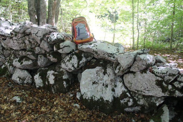 Zadaća za radoznale: Ako je naprtnjača visoka pola metra, izračunajte koliko otprilike teži najveći megalit u temeljima prikazanog ulomka suhozida širokog 1 metar! (Foto: Goran Majetić)