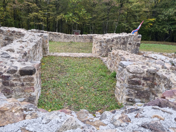 Frankopani su se obvezali održavati vojnu posadu na Petrovcu te su bivši samostan prenamijeniti u utvrdu za obranu od turskih osvajača (Foto: Tomislav Beronić)