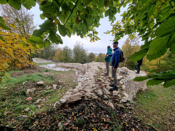 Dio otkopanog i učvršćenog obrambenog zida s jugoistočne strane nekadašnje utvrde koja je štitila naselje i crkvu (Foto: Tomislav Beronić)