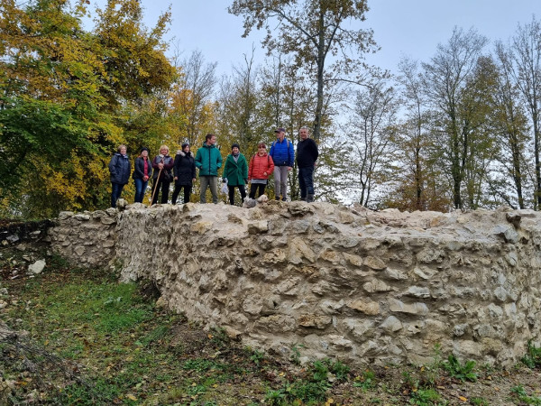 Povijesno-putopisna družina iz Karlovačke županije 24. listopada 2021. na obrambenom zidu naselja, crkve i utvrde u Crkvišću, izvorno visokom najmanje 2 metra (Foto: Tomislav Beronić)