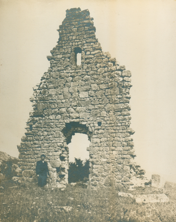 Zapadno pročelje razvaline crkve Sveti Marko kod Poduma blizu Otočca 1900. godine; desno od ruševina crkve naziru se velike nadgobne ploče (Izvor: ”Vjesnik Hrvatskoga arheološkoga društva”, broj 1 iz 1901. (Josip Brunšmid ”Hrvatske razvaline”); Zbirka fotografske dokumentacije Uprave za zaštitu kulturne baštine Ministarstva kulture (fototeka.min-kulture.hr) - Zbirka Josipa Brunšmida: ”Podum”)