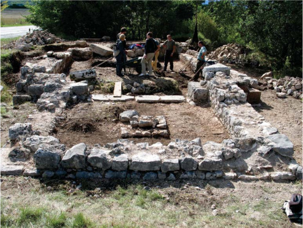 Zaštitna arheološka iskapanja unutar i oko ostataka crkve Sveti Marko u Podumu 2006. godine; vidljive su pojedine velike ploče na crkvenim zidovima i podno njih (Izvor: ”Izdanja Hrvatskog arheološkog društva”, svezak 23 iz 2008. (Tatjana Kolak i Dalibor Šušnjić, ”Problemi istraživanja i zaštite arheoloških lokaliteta na području Like”))