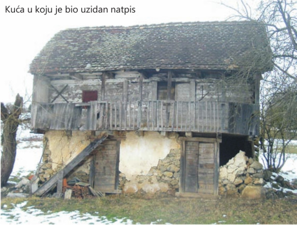 Stara obiteljska kuća u Maloj Crkvini u čiji zidove su uklopljena dva sanduka urni ili žara iz antičkog vremena (stanje 2007.) (Izvor: Filip Škiljan ”Kulturno-historijski spomenici Korduna”, 2007.)