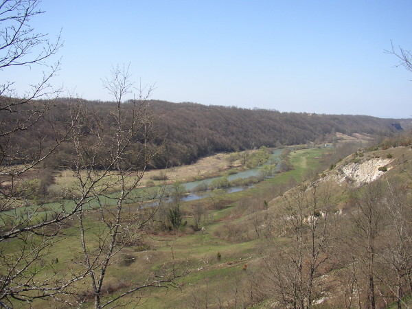 Pogled s humka nizvodno na dolinu Korane (Foto: Goran Majetić)