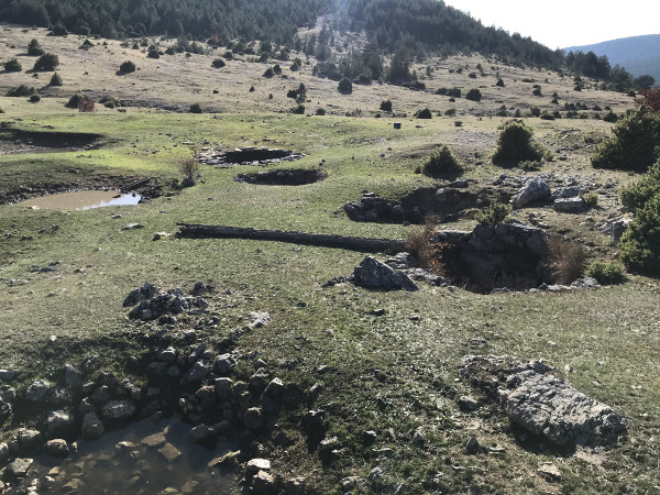 Visoravan sjeverno od vrha Visibaba (1125 m.n.m.) na kojoj su iskopani i obzidani drevni bunari (Foto: Vinko Klarić)