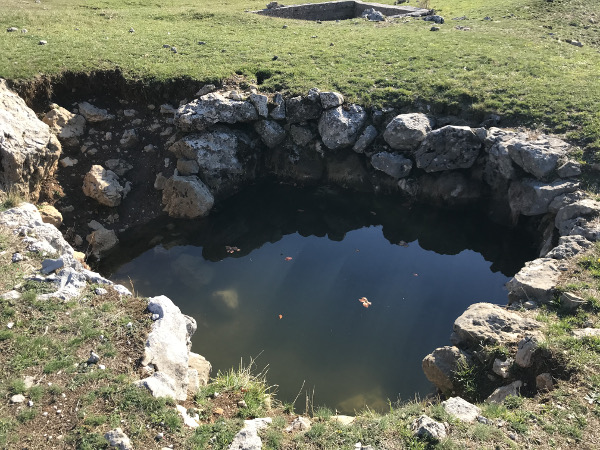 Obzirom na tako velik broj bunara na jednome mjestu, tu je nekoć živjelo mnoštvo naroda koji je iščezao ili je istrebljen, a o kojem nema zapisa (Foto: Vinko Klarić)