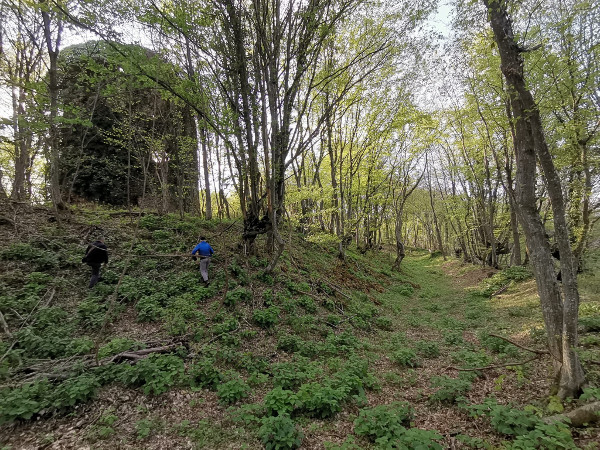 Uspon s vanjskog opkopa na vršnu zaravan do središnje kružne kule (Foto: Tomislav Beronić)