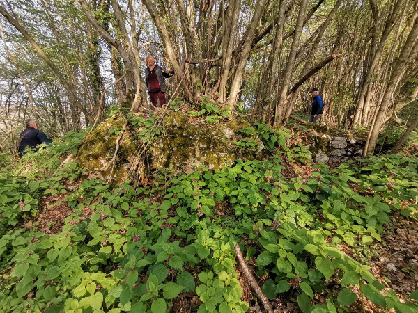 Na dijelu vanjskog obrambenog zida uz jednu od četiri polukružne kule (Foto: Tomislav Beronić)