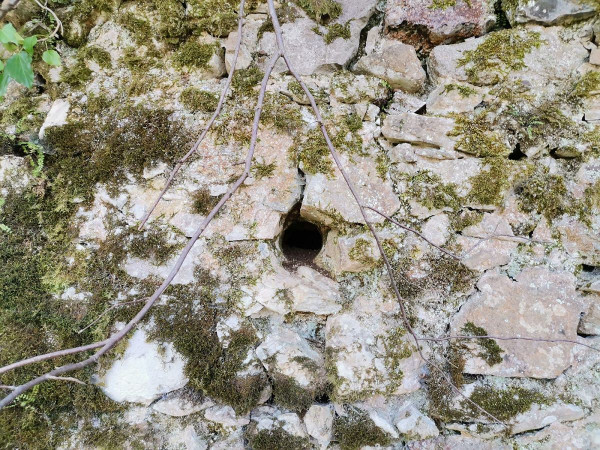 Zanimljiv detalj u vanjskom zidu; puškarnica ili neka druga uloga? (Foto: Tomislav Beronić)