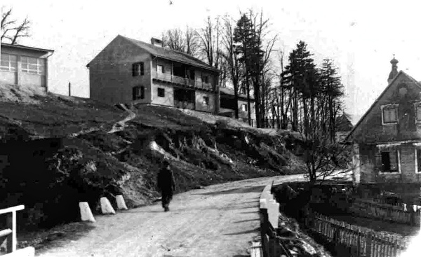 Stambena zgrada na brežuljku u Plaškom sagrađena 1954. po projektu arhitekta Kazimira Ostrogovića, na fotografiji snimljenoj oko 1960. godine (Izvor: Idis Turato (idisturato.com))