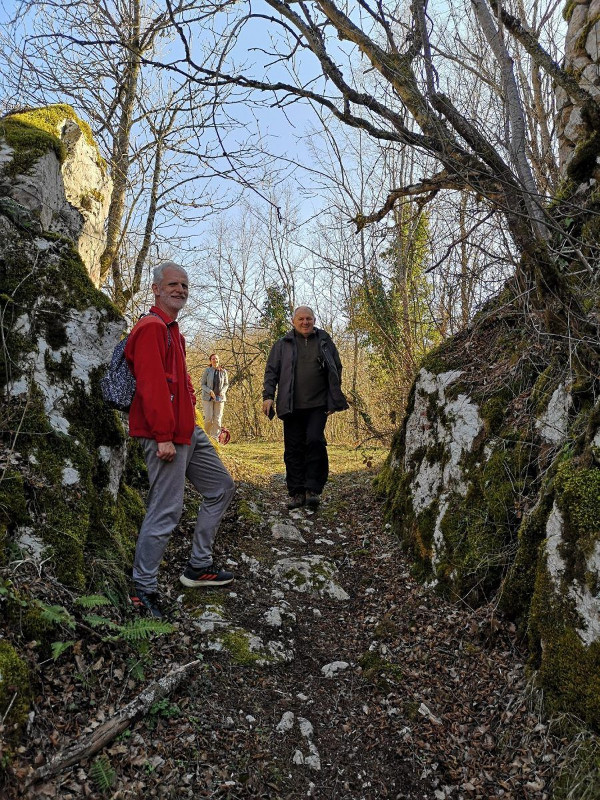 Na prosjeku makadamskog puta kroz živu stijenu, iznad kojega se u srednjem vijeku preko pokretnog drvenog mosta ulazilo u zapadno krilo Blagaja (Foto: Biserka Beronić)
