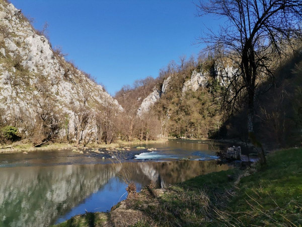 Pogled sa žala nizvodno na, i do stotinjak metara duboku, sutjesku Korane (Foto: Tomislav Beronić)