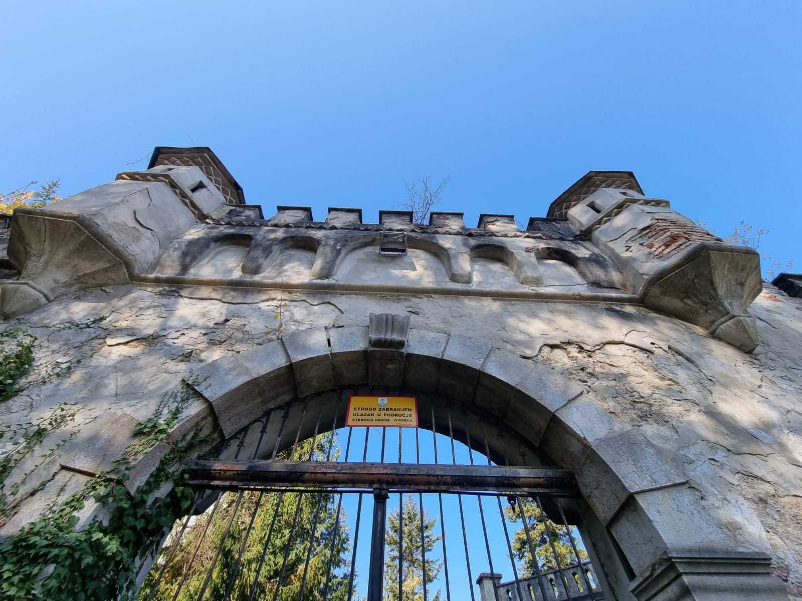 Uz zidine Bosiljeva prolazi cesta Karolina, koja se počela graditi 1725. godine, a koja je povezala Karlovac s jadranskim lukama Rijekom, Bakrom i Kraljevicom (Foto: Tomislav Beronić)