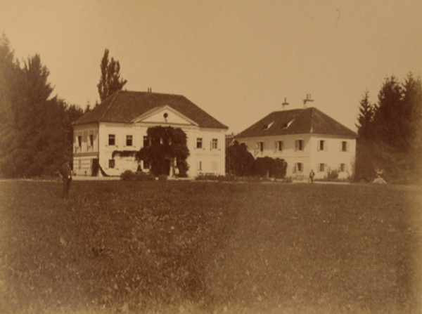 Imanje Kaštel, nedaleko kojeg se u Kupi nalazio poklopac kamene škrinje, na snimci fotografa Hinka Krapeka iz Karlovca (Izvor: Hinko Krapek “Grad Karlovac i njegova okolica” (fotomonografija), 1889.; Gradska knjižnica ”Ivan Goran Kovačić” Karlovac - Digitalizirana karlovačka baština (gkka.hr/digitalizirana-karlovacka-bastina/))
