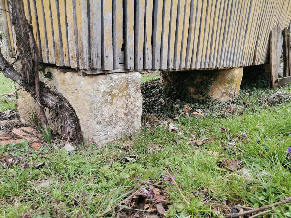 Potporni stupovi kukuruzane u Vujaškovićima zapravo su dijelovi kamenih spomenika iz rimskog doba (Foto: Tomislav Beronić)