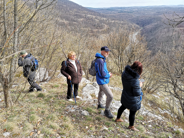 Pogled sa Skrada prema jugoistoku, na obronke Skradske gore i Koranu koja protiče sutjeskom gotovo 160 metara podno gradskih ruševina (Foto: Biserka Beronić)
