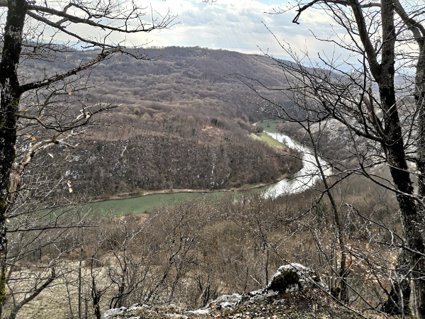 Pogled s vršnog dijela skradskog grada nka jugozapadu, prema šumovitom brijegu Kestenak i na vijugavu zelenkastu Koranu (Foto: Tomislav Beronić)
