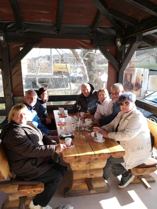 Zasluženi odmor članova Povijesno-putopisne družine nakon lijepog i poučnog izleta (na zajedničkoj fotografiji zahvaljujemo konobaru restorana ”Savić” u Budačkoj Rijeci)