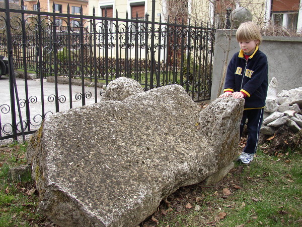 Polovica poklopca sarkofaga koja je 1990. godine izvađena iz Korane kod izvora Donji vrutak i postavljena u dvorište župne crkve Sveti Petar apostol u Svetom Petru Mrežničkom (stanje 2006.) (Foto: Goran Majetić)
