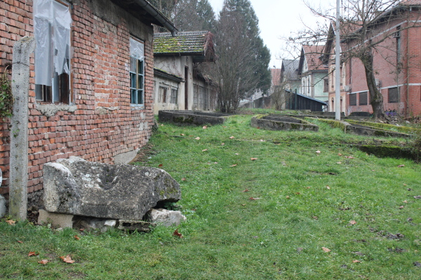 Veća polovica poklopca koranskog sarkofaga od 2016. godine, skrivena od javnosti, ”čeka bolje dane” u zabačenom kutku nekadašnjeg radničkog naselja Kasar u Duga Resi (stanje 2021.) (Foto: Goran Majetić)