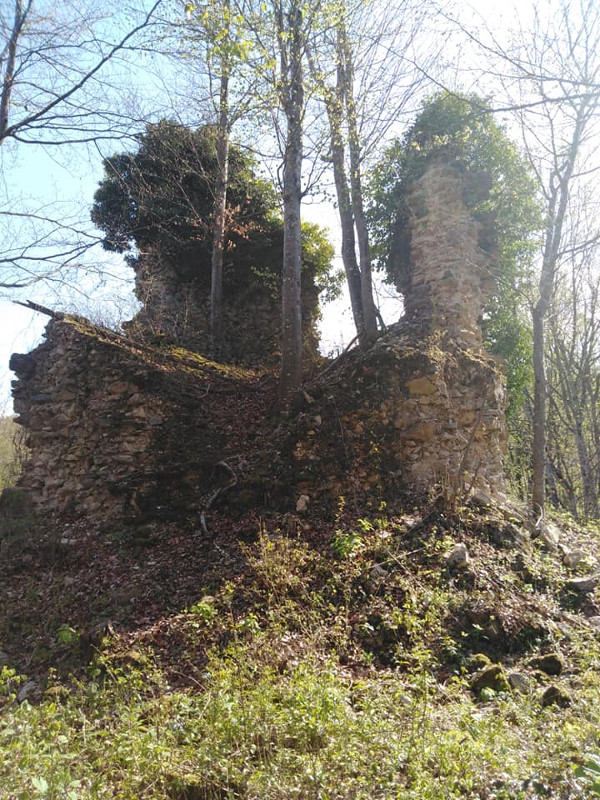 Središnja branič kula široka je oko devet metara, a ruševine joj se još uzdižu u visinu dva kata (Foto: Tomislav Beronić)