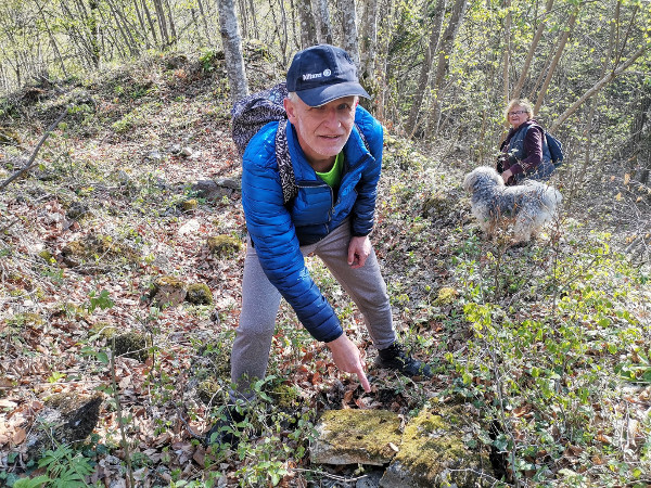 Padine brežuljka podno vršne središnje kule pune su kamenih ulomaka s urušenih zidova (Foto: Tomislav Beronić)
