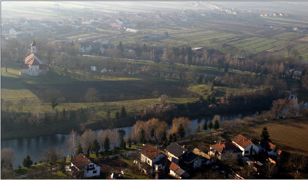 Pogled na sjevernu stranu nalazišta Gradac u Cerni (Izvor: Andreja Malovoz ”Cerna - Gradac”,”Hrvatski arheološki godišnjak”, 2008.; Foto: Zvonimir Tanocki)