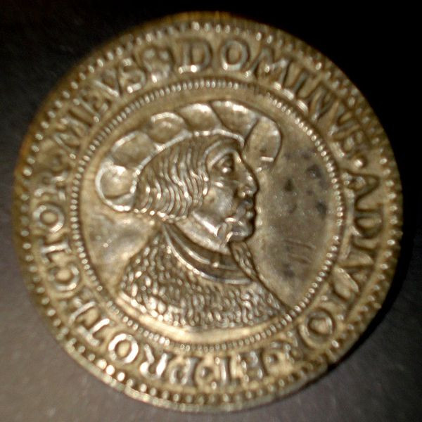 Srebrni talir kakvog je, iz rastaljene rudače kopane u obližnjim rudnicima, dao kovati knez Nikola III Zrinski u Gvozdanskom u 20-im i 30-im godinama 16. stoljeća (Izvor: Wikipedia (wikipedia.org))