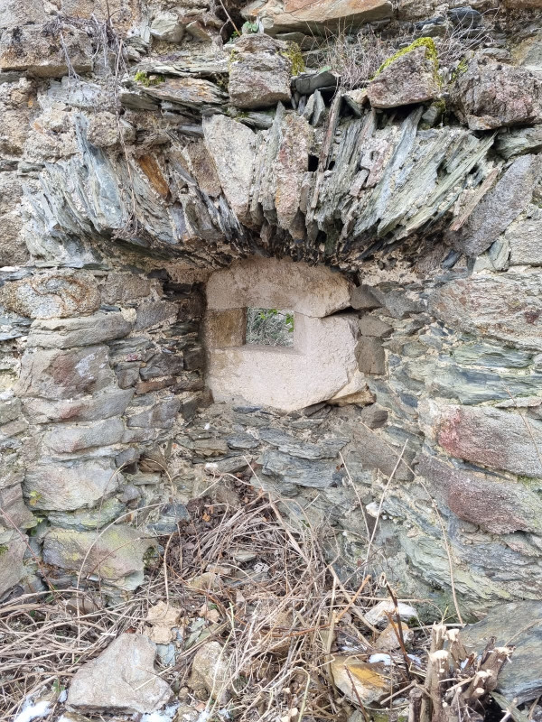 Jedna od očuvanih obrambenih puškarnica u tvrdim zidinama utvrde Gvozdansko (Foto: Tomislav Beronić)