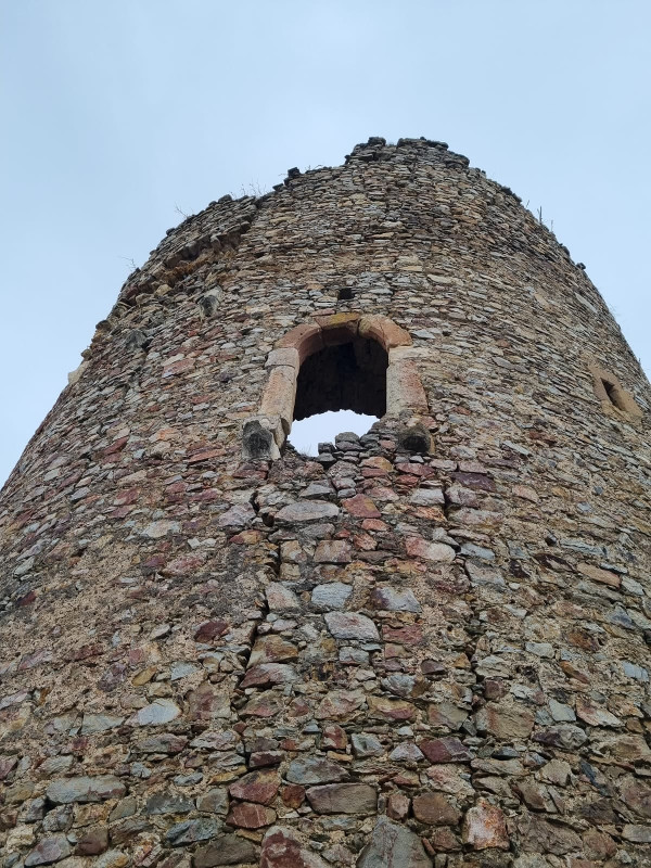 Očuvano okno visoko na glavnoj obrambenoj kuli (Foto: Tomislav Beronić)