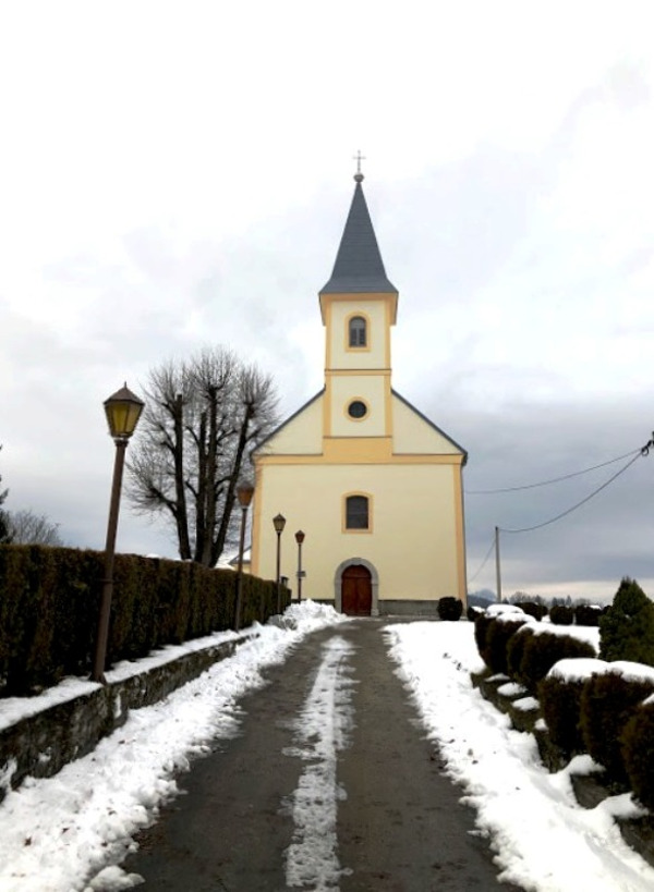 Župna crkva Sveti Josip u Josipdolu uz koju se kamena sunčana ura iz 3. stoljeća nalazila do premještanja u Zagreb 1882. godine (Izvor: Općina Josipdol (josipdol.hr))