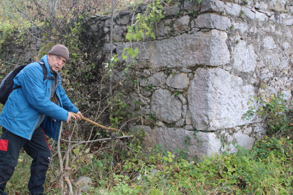 Dio megalita ugrađenih u jednu od napuštenih ruševnih kuća u Latasima (Foto: Goran Majetić)