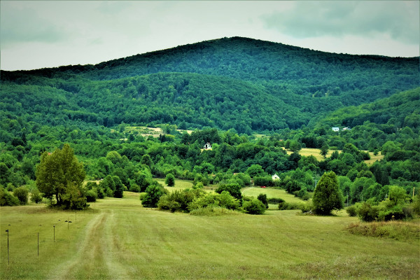Pogled na Babin Kraj u Dobroselu, gdje je Mojoj Medić kao dječak slušao predaje o divovima Nemrima (Izvor: Facebook stranica Discover Lika (facebook.com/discoverlika); Foto: Mira Vukša)