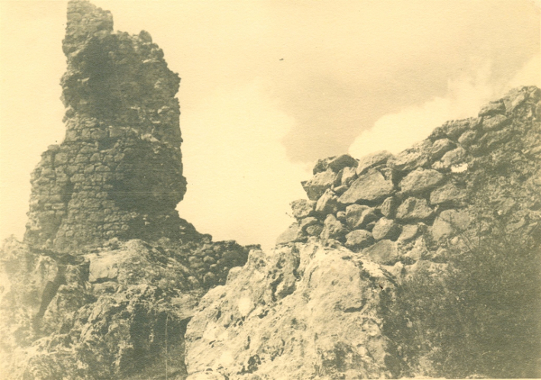 Ruševni ostaci jedne od kula srednjovjekovnog grada Bilaja u Lici na fotografiji Većeslava Henneberga iz 1931. godine (Izvor: Zbirka fotografske dokumentacije Ministarstva kulture i medija (fototeka.min-kulture.hr))