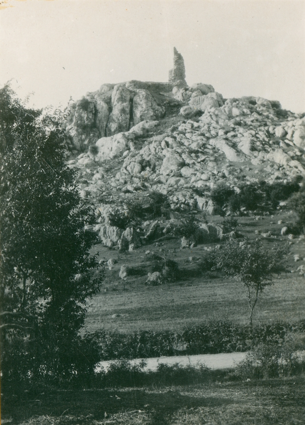 Ruševine Bilaja na brijegu Gradina, s rijekom Likom u prvom planu, na fotografiji Većeslava Henneberga iz 1931. godine (Izvor: Zbirka fotografske dokumentacije Ministarstva kulture i medija (fototeka.min-kulture.hr))