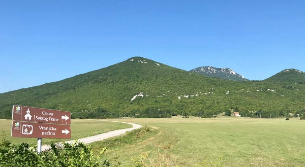 Kao i ostale predaje iz Like, i predanje iz Vranika ponavlja isti vremenski slijed naroda toga kraja: Nemri, Grci, Turci (Izvor: Facebook stranica Vranik općina Lovinac - Lika)