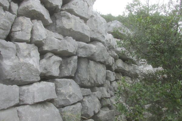 Pogled na još jedan nevjerojatan megalitski zid u okruženju Miline Gradine istočno od Neumskog Gradca (Foto: Goran Glamuzina)