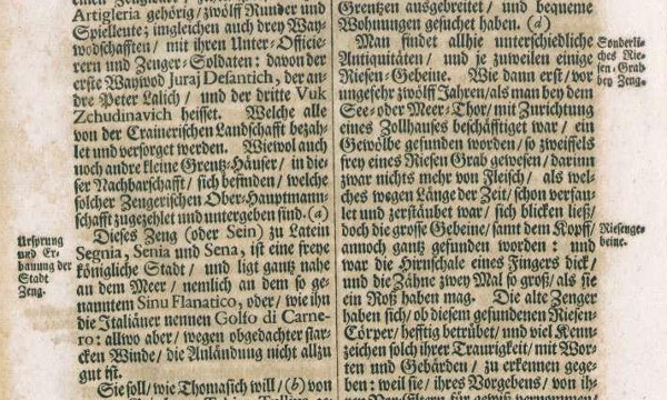Početni dio zapisa o otkriću divovskog kostura u Senju; prva napomena uz desni rub desnog stupca naslovljena je ”Čudesna grobnica diva u Senju”, a druga ”Divovske kosti” (Izvor: Janez Vajkard Valvasor "Die Ehre dess Hertzogthums Crain", 2. izdanje 1877-1879.)