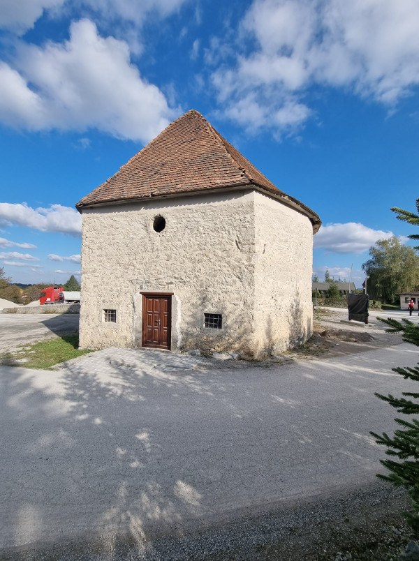 Nedaleko ostataka tounjske utvrde nalazi se neobarokna crkva Sveti Ivan Nepomuk iz 17. stoljeća, neobičnog ovalnog oblika, koju smo zatekli u obnovi (Foto: Tomislav Beronić)