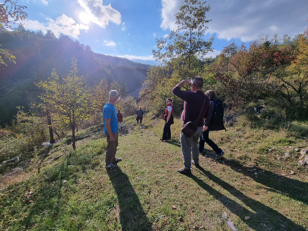 Sudionici izleta, članovi Povijesno-putopisne družine Karlovačke županije, na početku silaska srednjovjekovnom cestom u sutjesku rijeke Tounjčice (Foto: Tomislav Beronić)