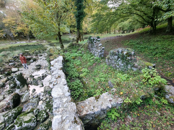 Ruševni ostaci mlina u blizini špilje iz koje izvire Tounjčica (Foto: Tomislav Beronić)