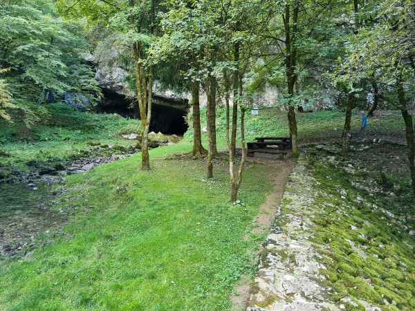 Ulaz u Tounjsku špilju, koji je u doba opasnosti od Turaka bio zazidan kako bi špilja služila za zbojeg i obranu mještana (Foto: Tomislav Beronić)