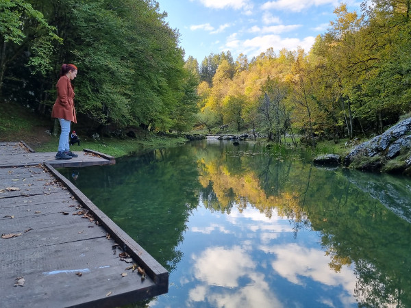 S novouređenog vidikovca uz izletničku šetnicu, pogled uzvodno na čarobnu dolinu Tounjčice u svečanom jesenskom ruhu (Foto: Tomislav Beronić)