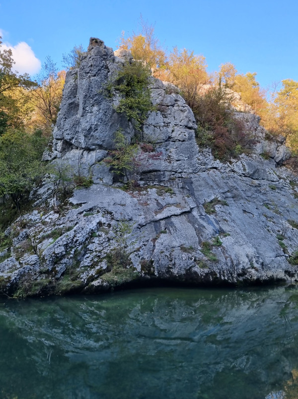 Slikoviti vapnenački toranj na jednoj od okuka Tounjčice nizvodno od Frankopanskog mosta (Foto: Tomislav Beronić)